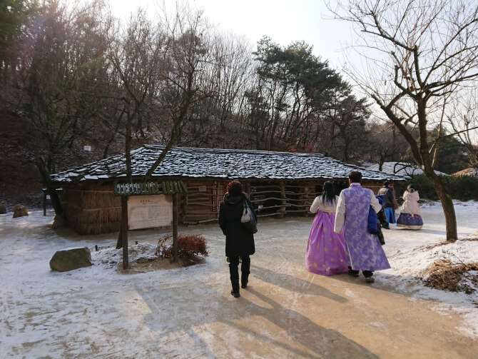 韓国民俗村のチマチョゴリ