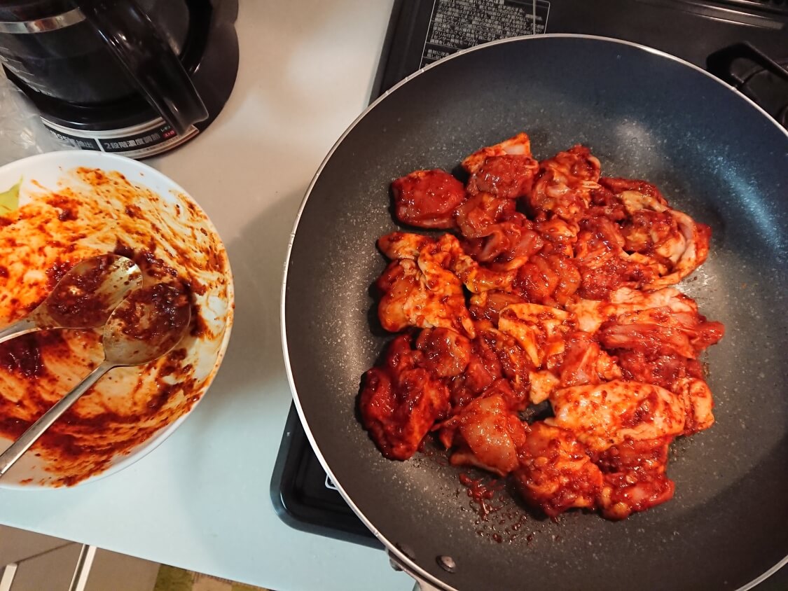 チーズタッカルビの韓国人気レシピ。フライパンで簡単に作る