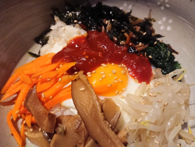 西新宿で人気の韓国料理、韓感のランチ、ビビンパの写真３