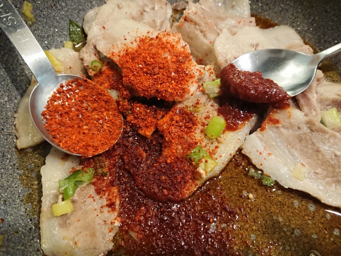 韓国の豚肉甘辛炒め、チェユクポックムのレシピ写真