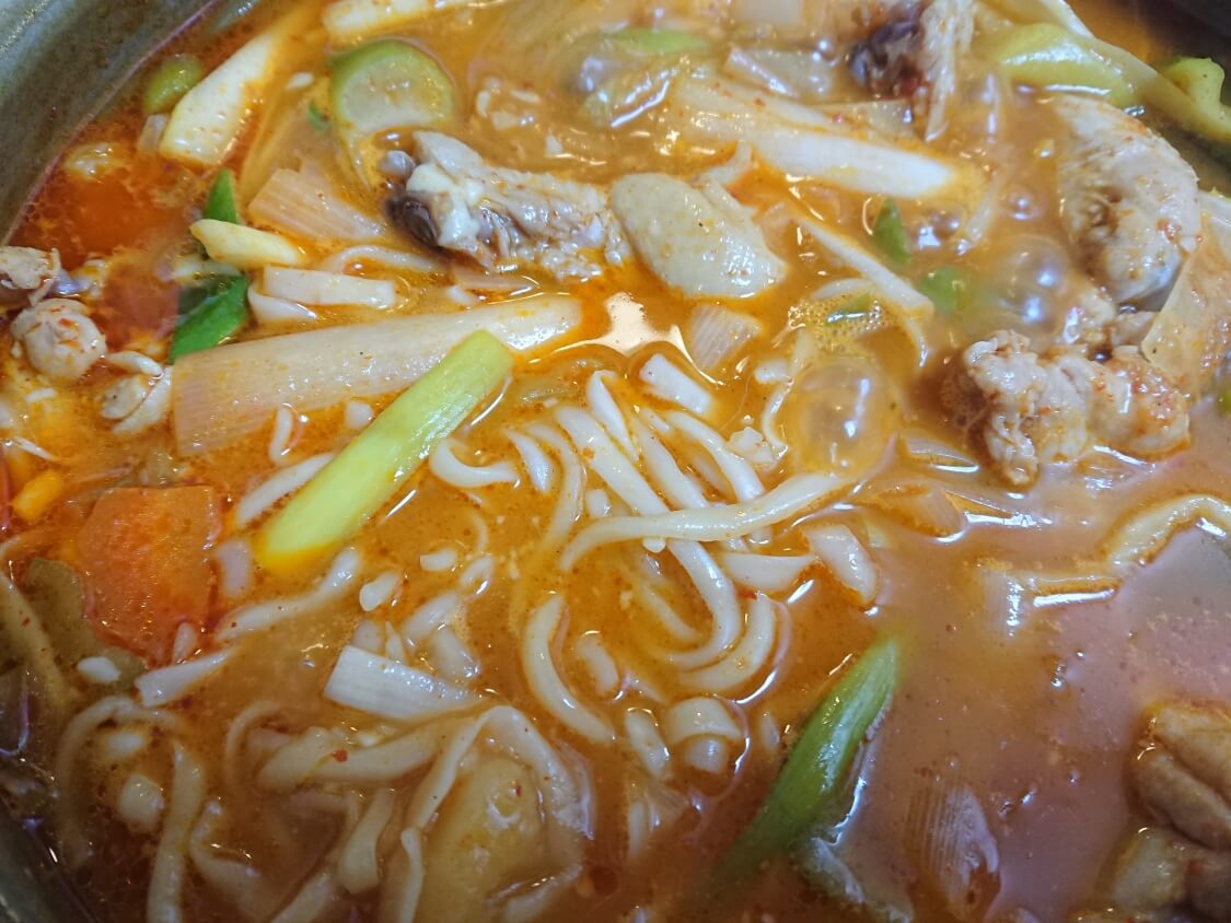 タットリタン（韓国の旨辛鶏肉じゃが料理）の麺