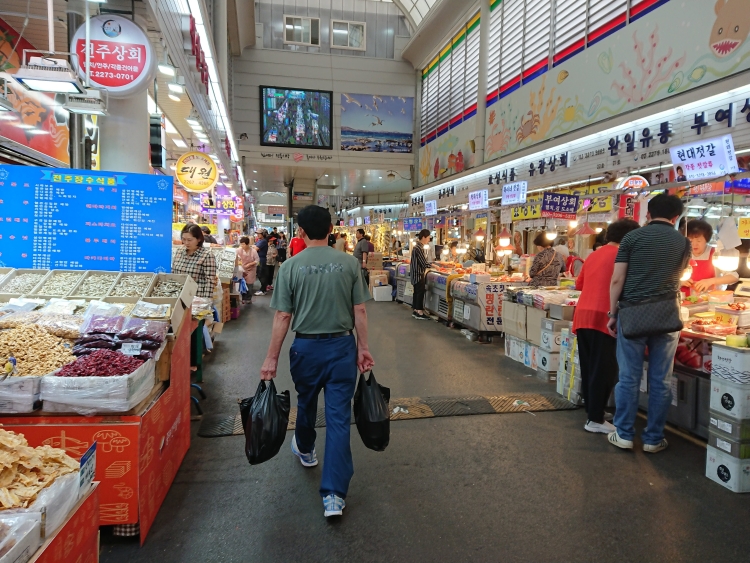 中部市場で買い物する写真