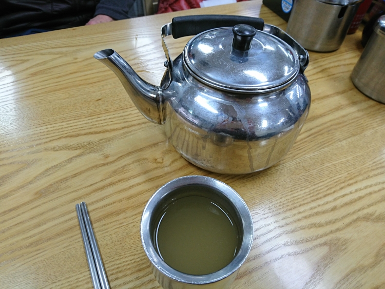 韓国の冷麺のスープの写真
