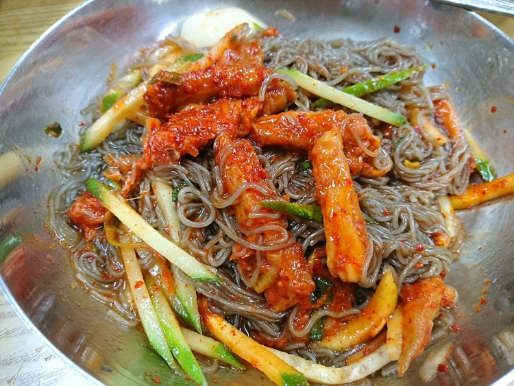 韓国の冷麺の食べ方写真