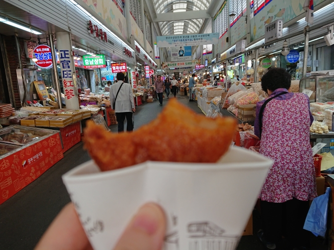 韓国の中部市場のドーナツ写真