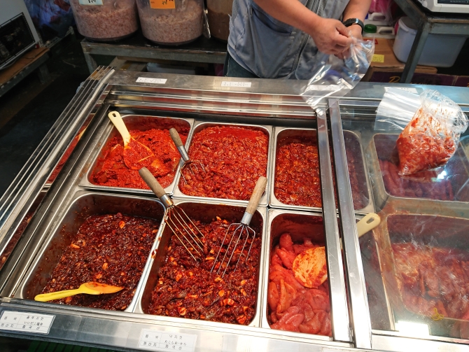 韓国の中部市場のチャンジャ屋さんの写真