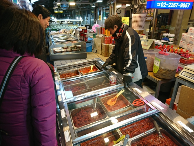 韓国の中部市場の塩辛専門店の写真