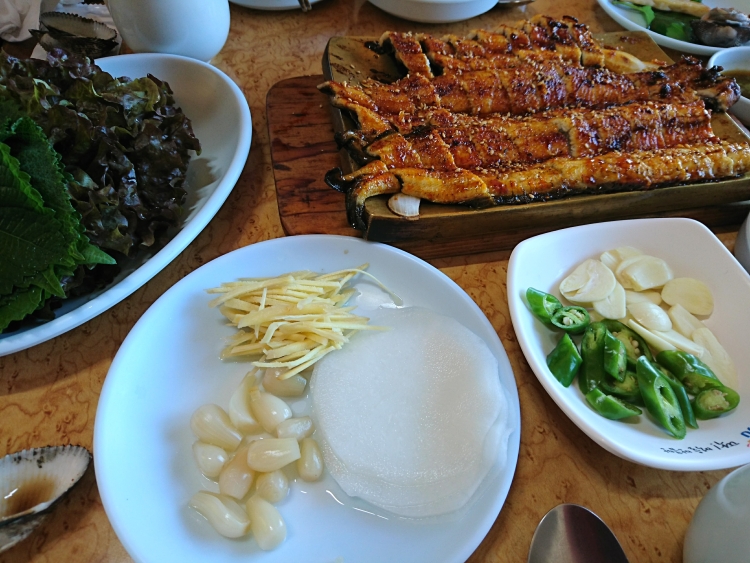 韓国のうなぎ屋さんで食べた料理写真