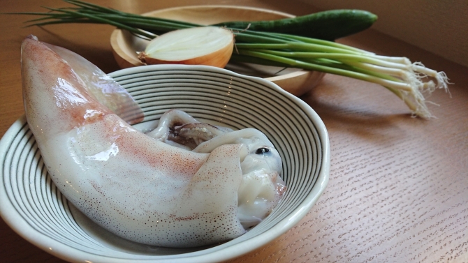 ゆでイカとキュウリの酢コチュジャン和え：韓国レシピの材料と調味料の写真