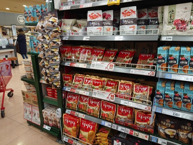 韓国のスーパーで購入した調味料・食べ物の写真：出汁の素、ダシダ
