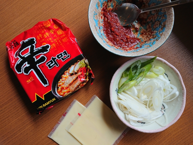 韓国の鍋「プデチゲ」の材料写真