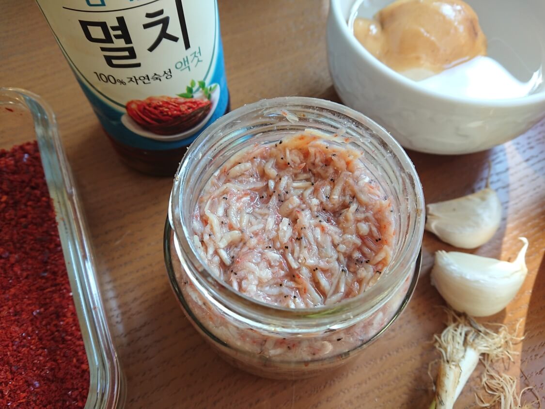 白菜の浅漬けキムチ（コッチョリ）の韓国レシピ。ヤンニョムに入る薬味と調味料
