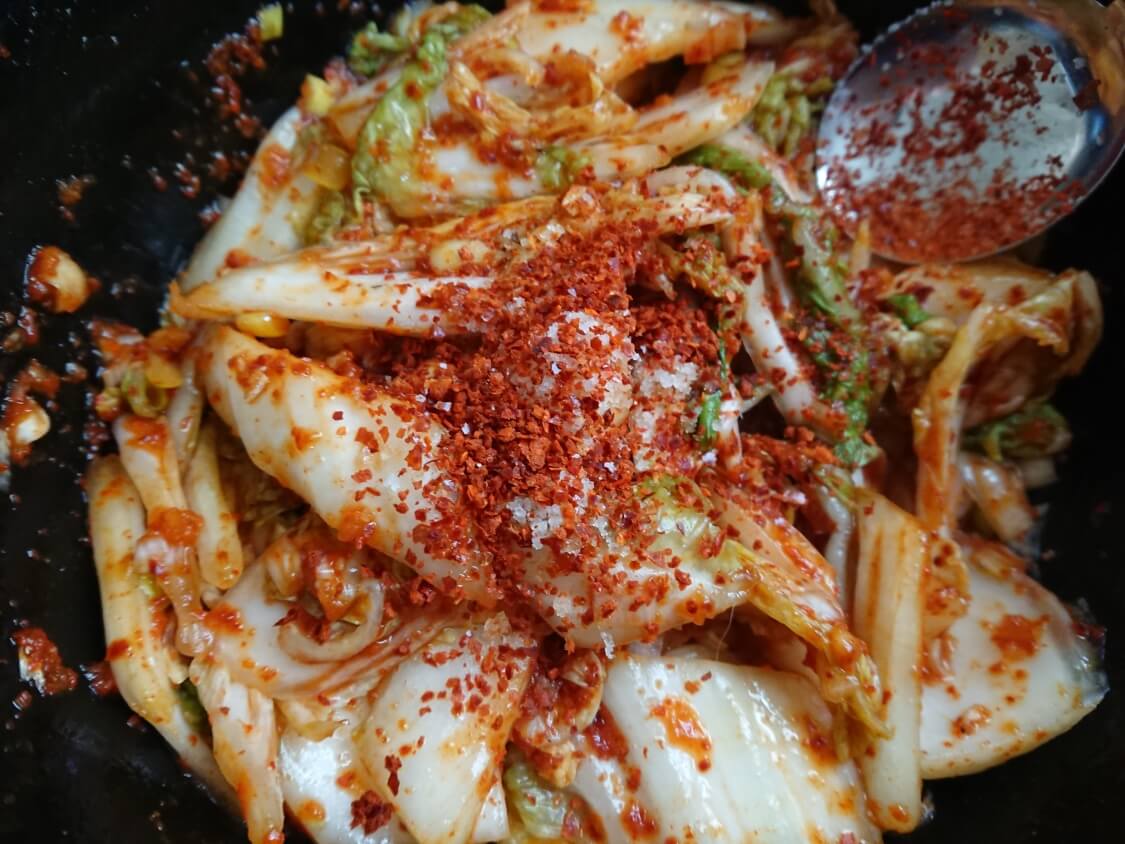 白菜の浅漬けキムチ（コッチョリ）の韓国レシピ。和える