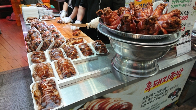韓国の豚足「チョッパル」の市場販売写真