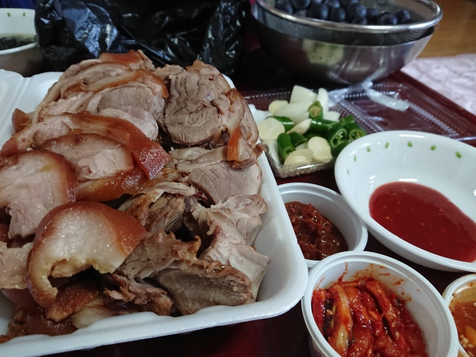 ソウル実家で持ち帰りした韓国の豚足「チョッパル」を食べる写真