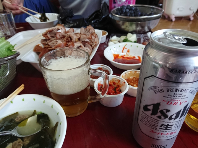 持ち帰りした韓国の豚足「チョッパル」を食べる写真