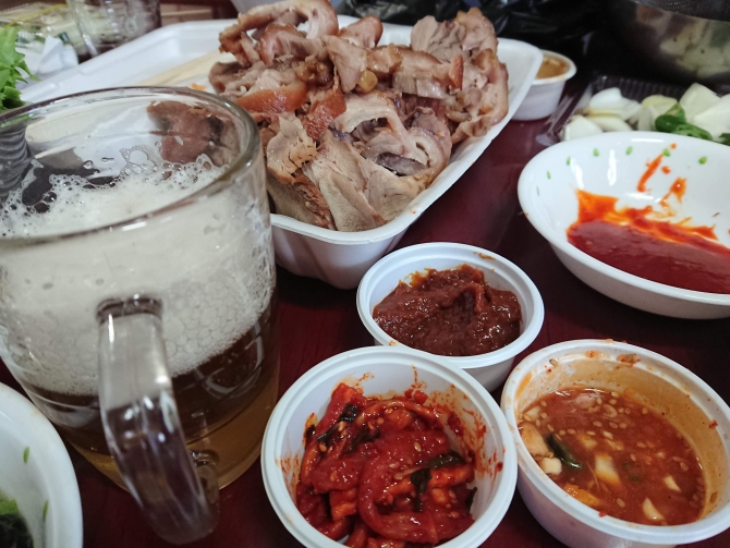 持ち帰りした韓国の豚足「チョッパル」を食べる写真