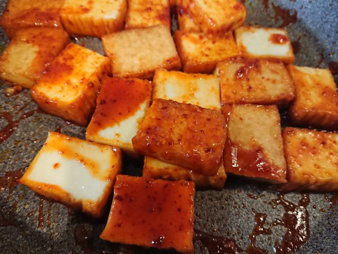 甘辛ヤンニョムチキン味の豆腐のレシピ写真
