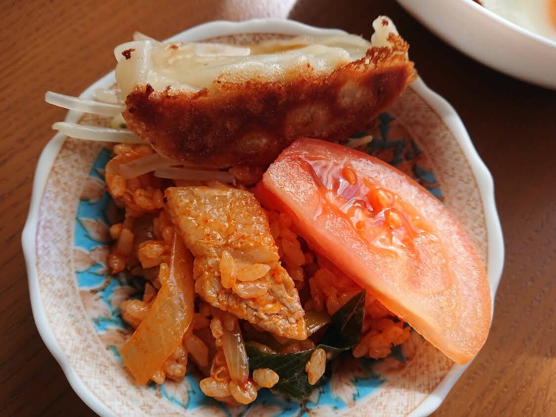 豚キムチチャーハンの簡単レシピ。コチュジャンでピリ辛甘辛＋付け合わせに目玉焼きと海苔とトマト