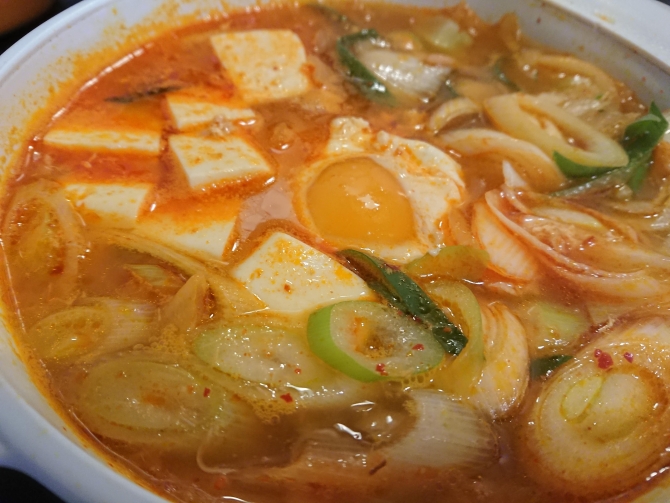 簡単キムチチゲ。韓国のレシピ