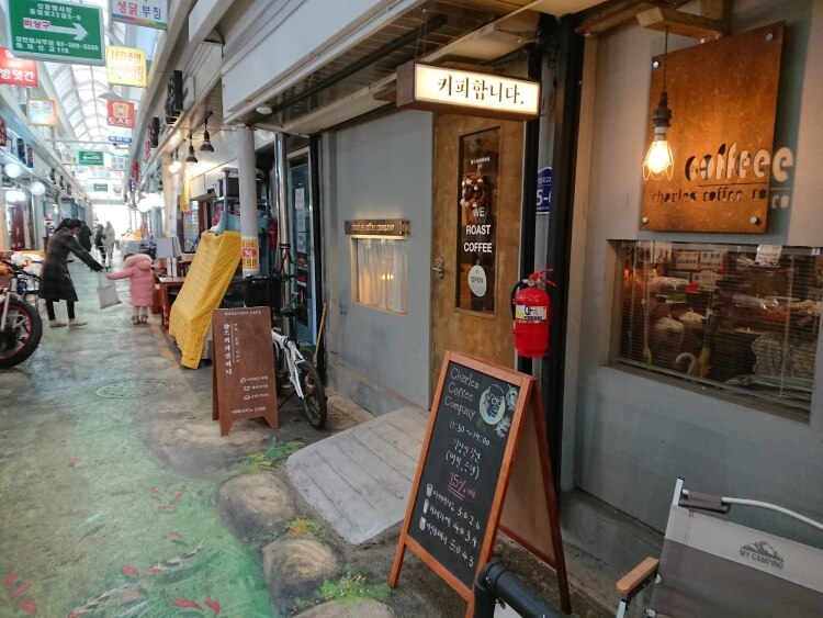 韓国鷹岩駅の小さい市場にあるカフェ