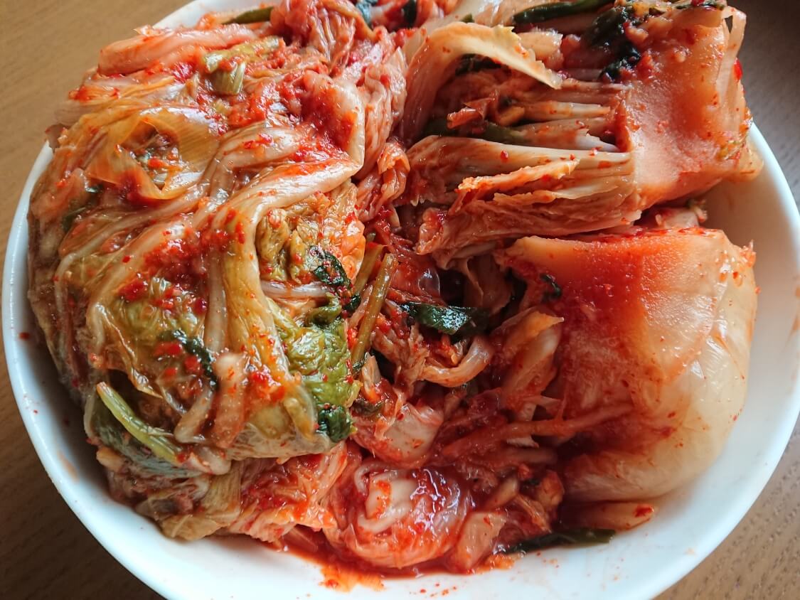 白菜キムチの綺麗な切り方と盛り付け。韓国人主婦のレシピ動画から学ぶ！ | カライチ