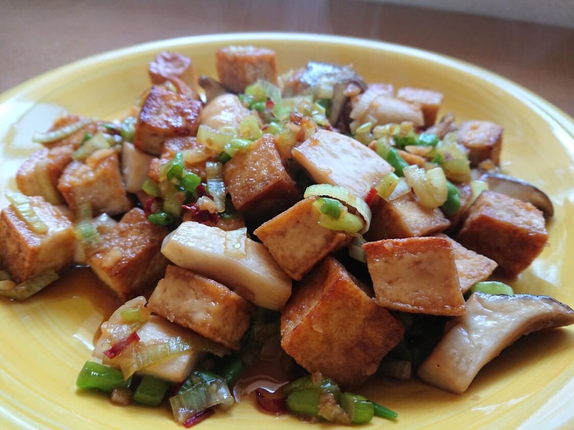 豆腐とキノコの甘辛×ピリ辛炒め。韓国の人気レシピ