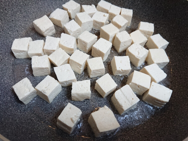 豆腐とキノコの甘辛×ピリ辛炒め。韓国の人気レシピ