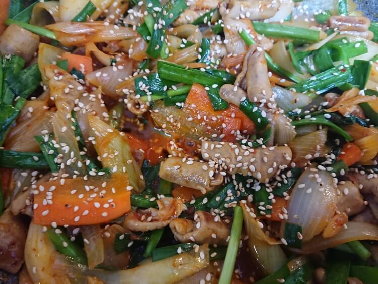 韓国のホルモン焼きコプチャンのレシピ！豚白モツと野菜の旨辛炒め