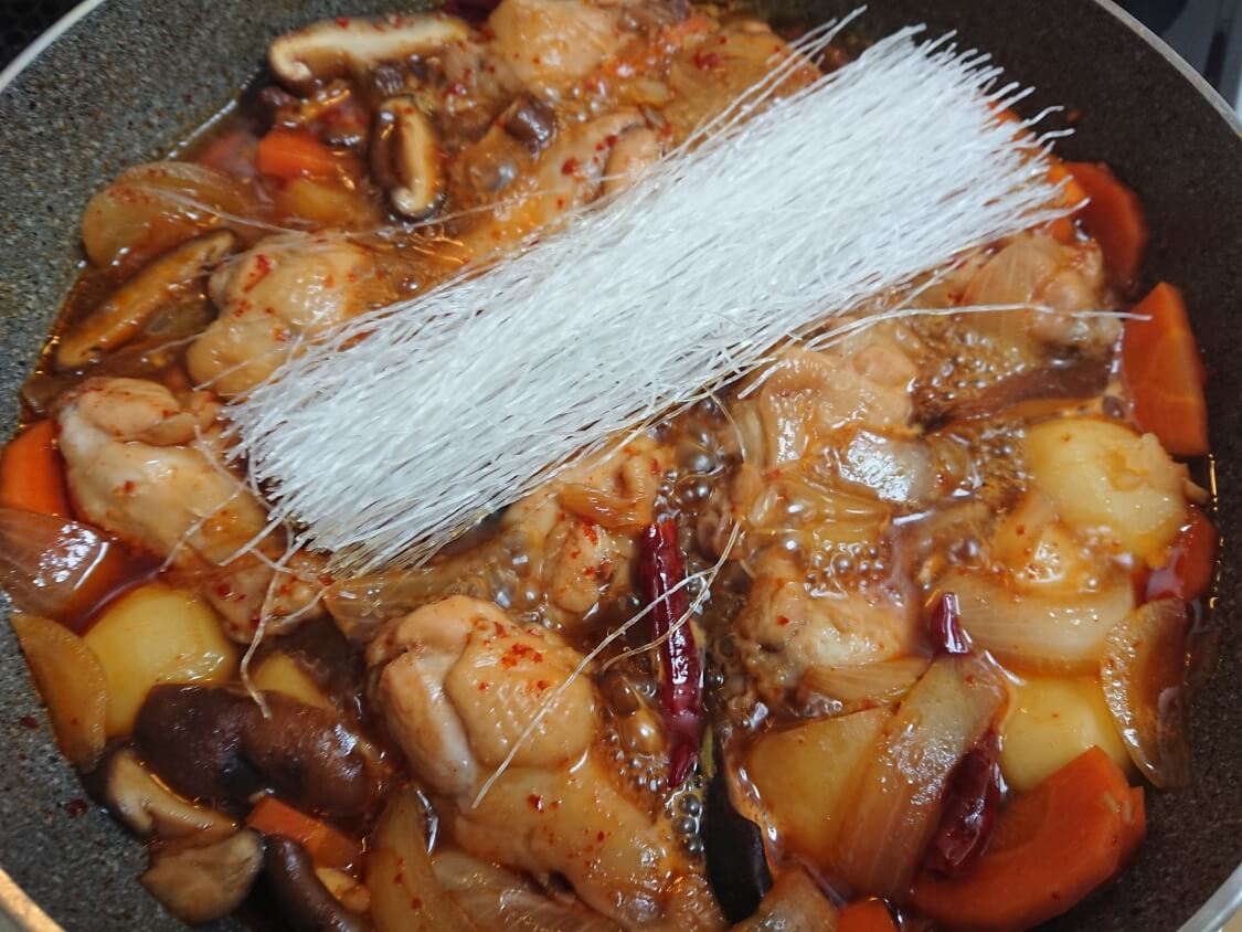 鶏肉の甘辛煮（韓国料理チムタク）のレシピ。春雨