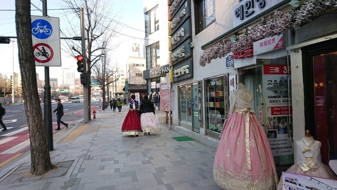 韓国ソウルの景福宮（キョンボックン）を観光。チマチョゴリのレンタル