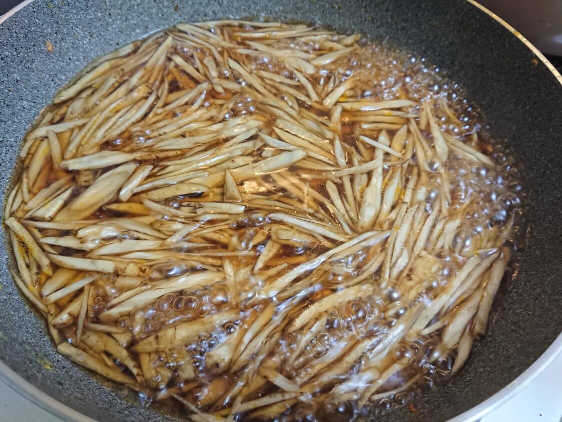 韓国の海苔巻きキンパの簡単レシピ。ゴボウの煮物