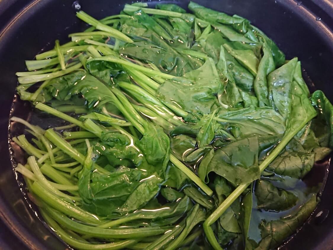 韓国の海苔巻きキンパの簡単レシピ。ほうれん草のナムル
