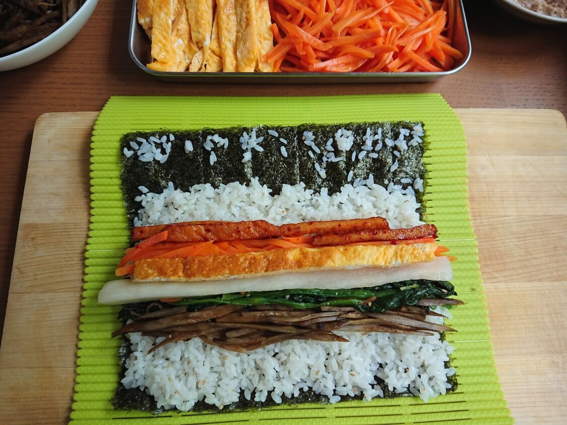 韓国の海苔巻きキンパの簡単レシピ。キンパプの巻き方