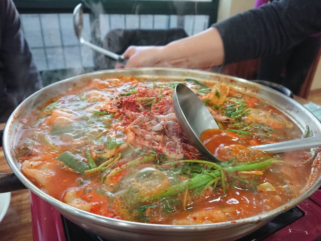 韓国の海鮮鍋メウンタン