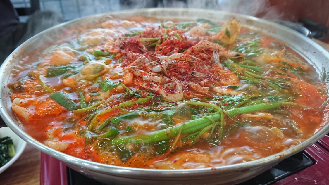 韓国の海鮮鍋メウンタン