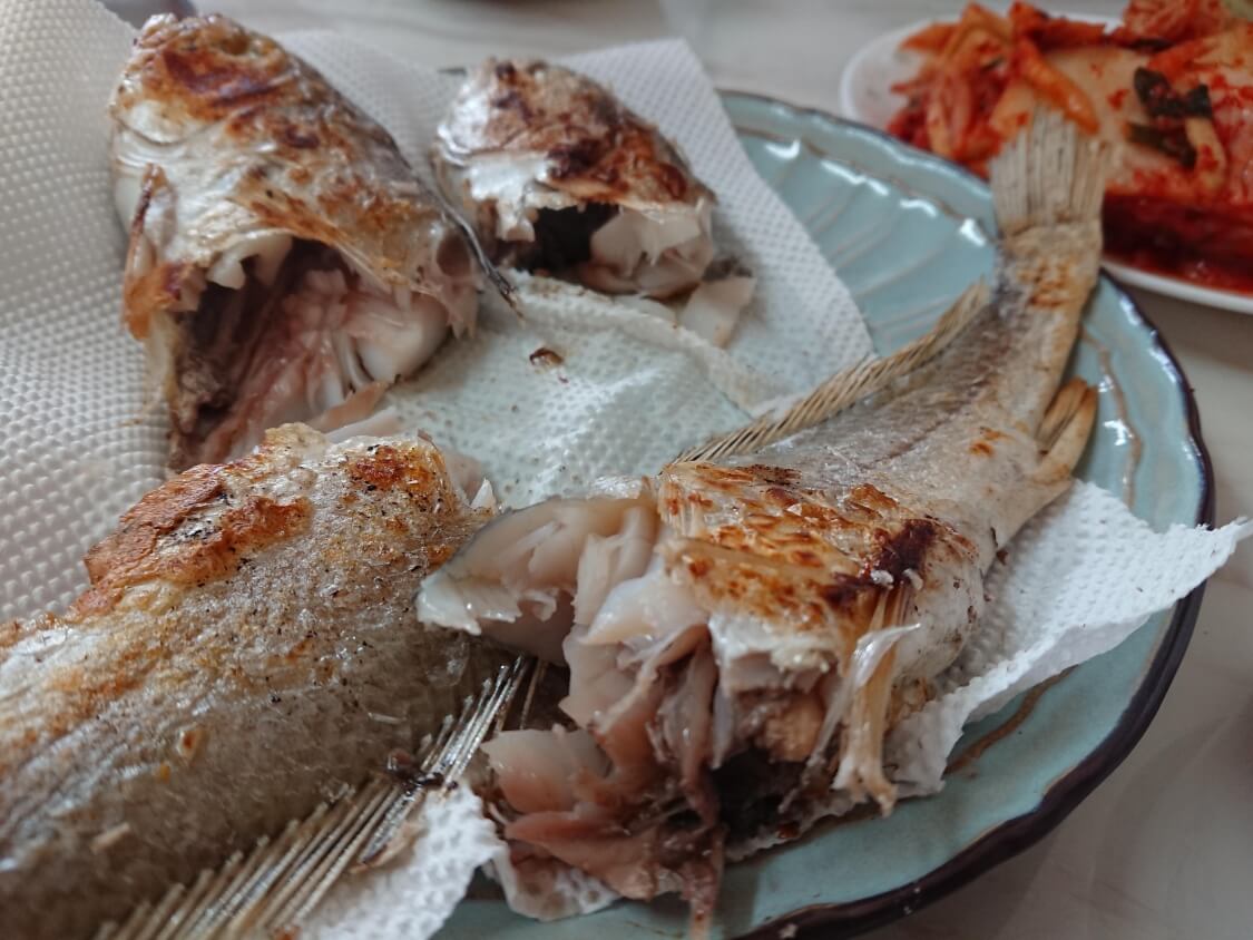 韓国人の食卓。焼き魚とキムチとナムル