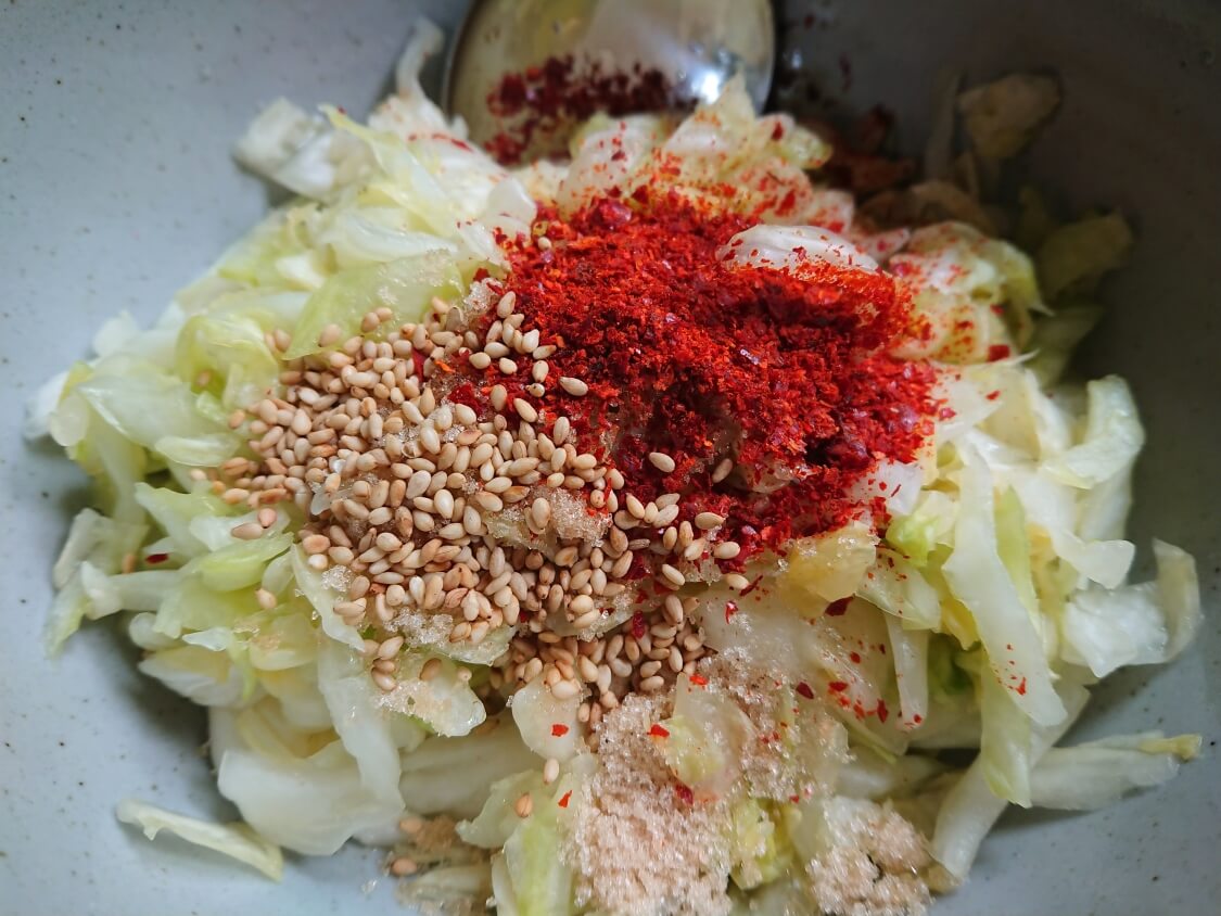 キャベツの簡単サラダキムチの韓国レシピ。材料と調味料（ヤンニョム）