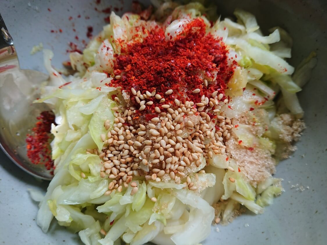 キャベツの簡単サラダキムチの韓国レシピ。材料と調味料（ヤンニョム）