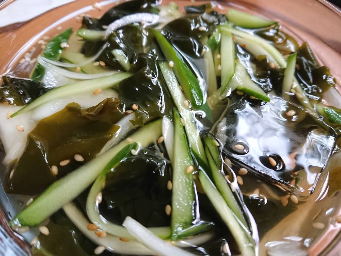 きゅうりとわかめの韓国冷製スープ。さっぱりと甘酸っぱい夏定番の汁物