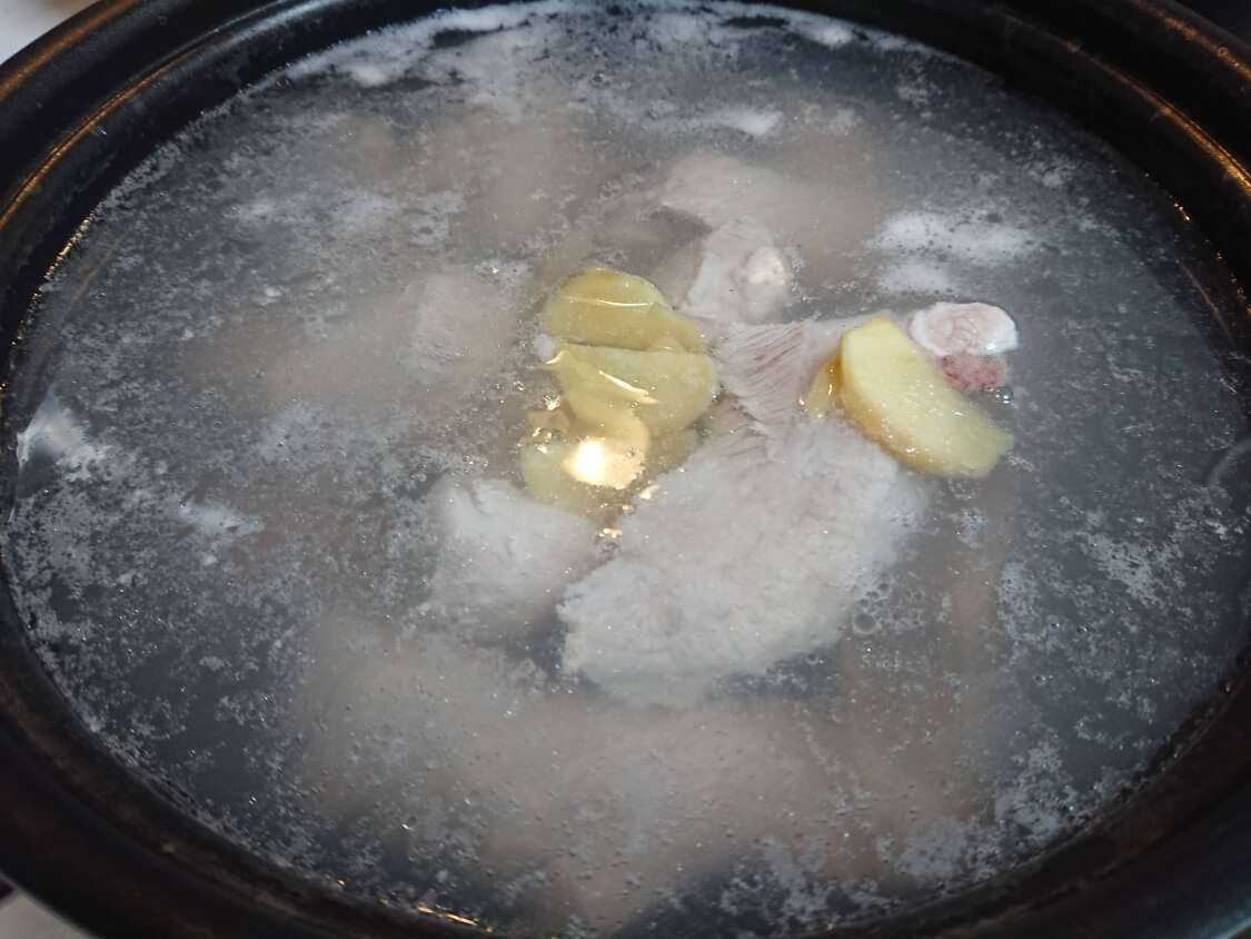 スペアリブの煮込み（韓国料理テジカルビチム）の作り方。茹で方
