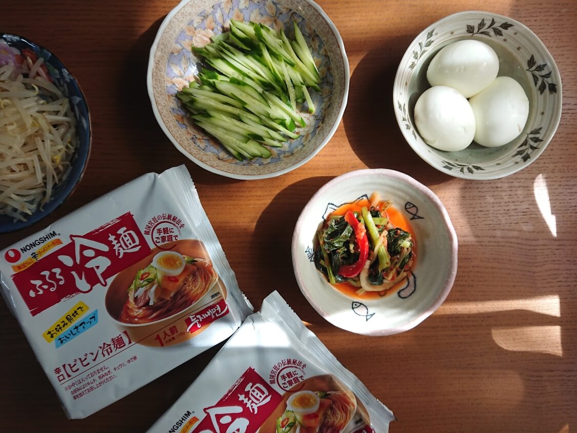 チョル麺」韓国レシピとアレンジ。甘酸っぱ辛いタレ×野菜たっぷり♪ビビン麺 | カライチ