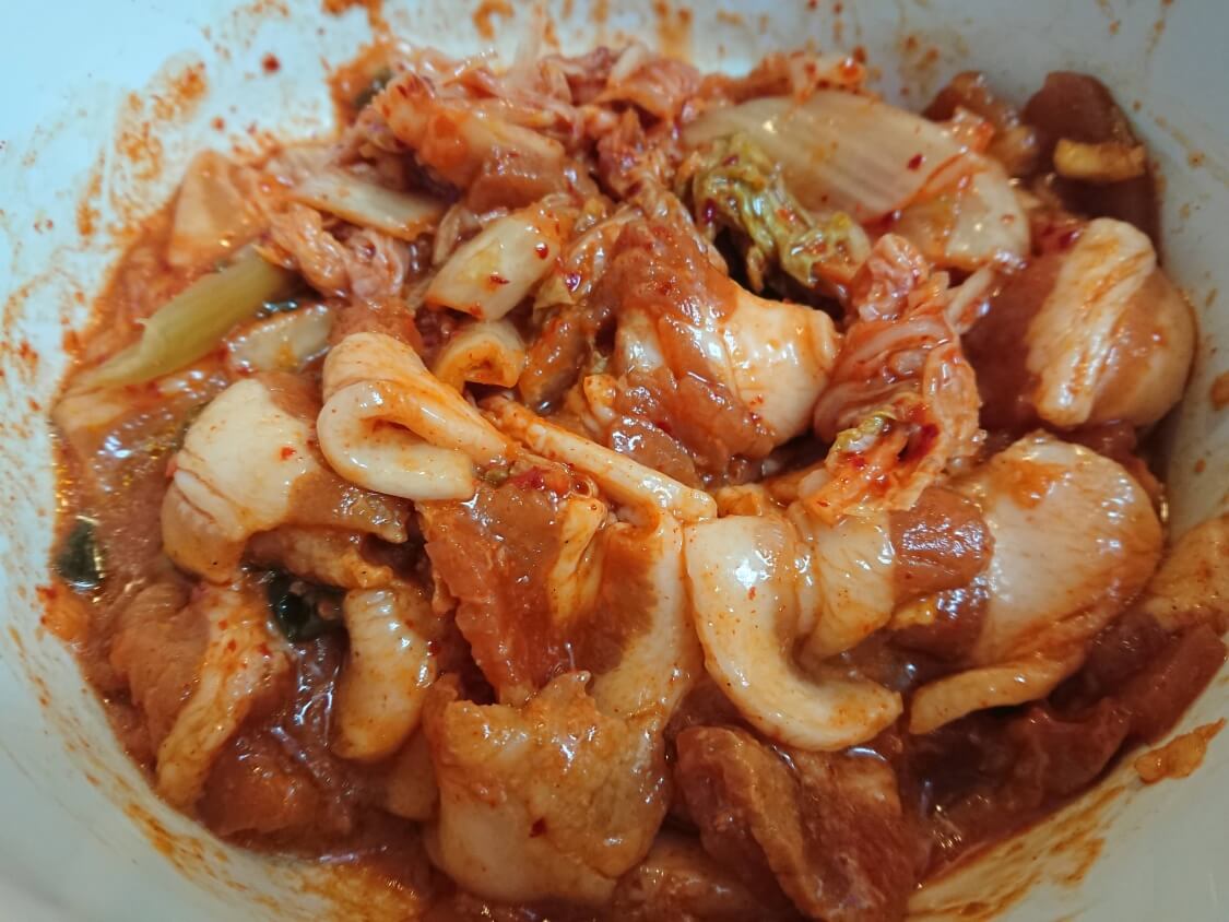 本格旨辛！豚キムチチゲの韓国人気レシピ。炒める