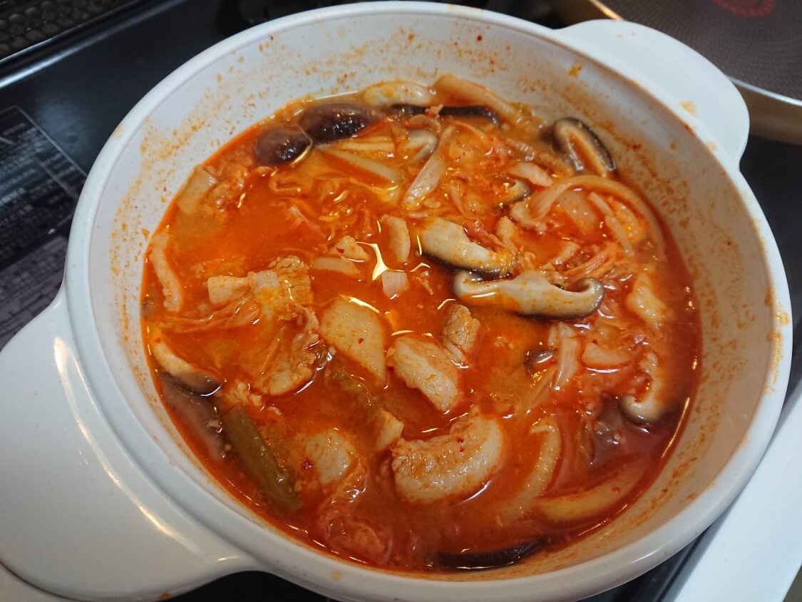 本格旨辛！豚キムチチゲの韓国人気レシピ。煮込む