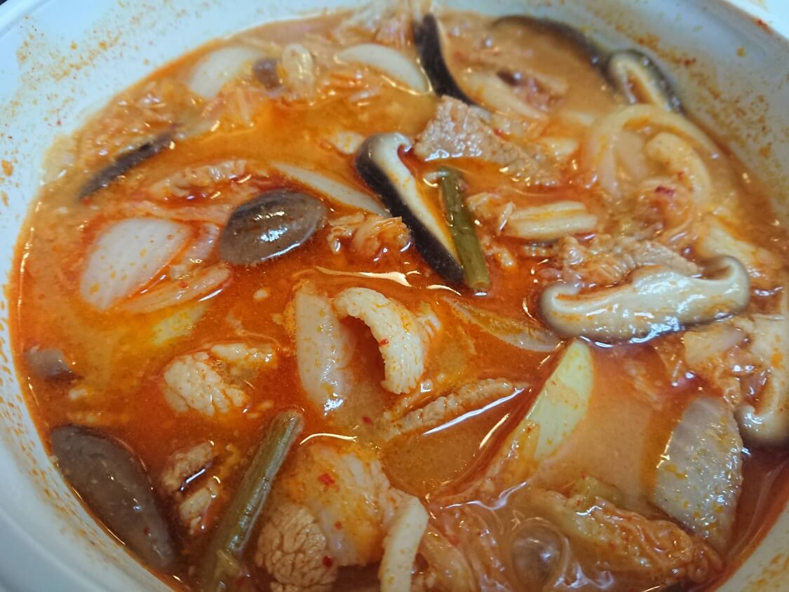本格旨辛！豚キムチチゲの韓国人気レシピ。煮込む