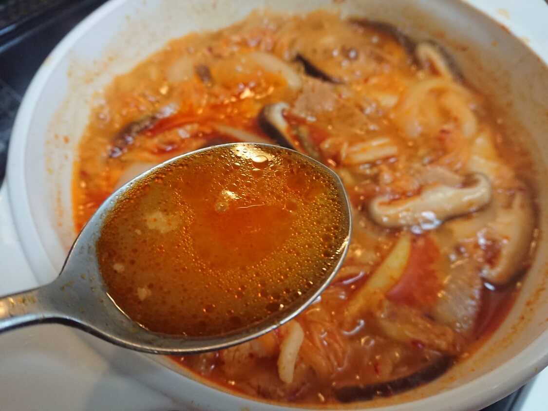 本格旨辛！豚キムチチゲの韓国人気レシピ。味見