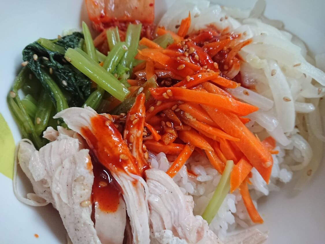ヘルシービビンバの簡単レシピ 鶏むね肉 ナムルたっぷり 韓国お店映像も カライチ