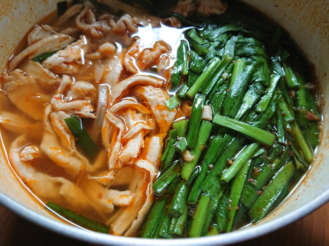 鶏肉ユッケジャンスープの簡単＋韓国レシピ。胸肉でヘルシー♪旨辛タッケジャン