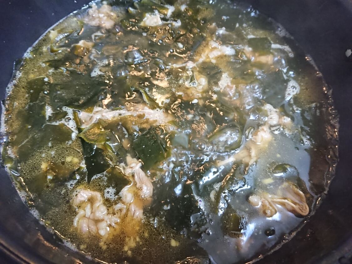 牛肉入りわかめスープの作り方。煮込む