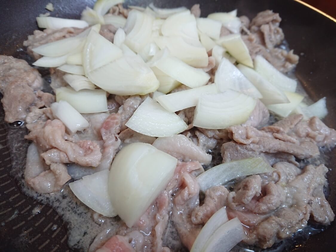 チゲ風♪豚肉とじゃがいものコチュジャン炒め煮の作り方。炒める